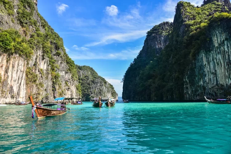 Popular Travel Destinations in Thailand: Top Tourist Spots You Can't Miss in 2024